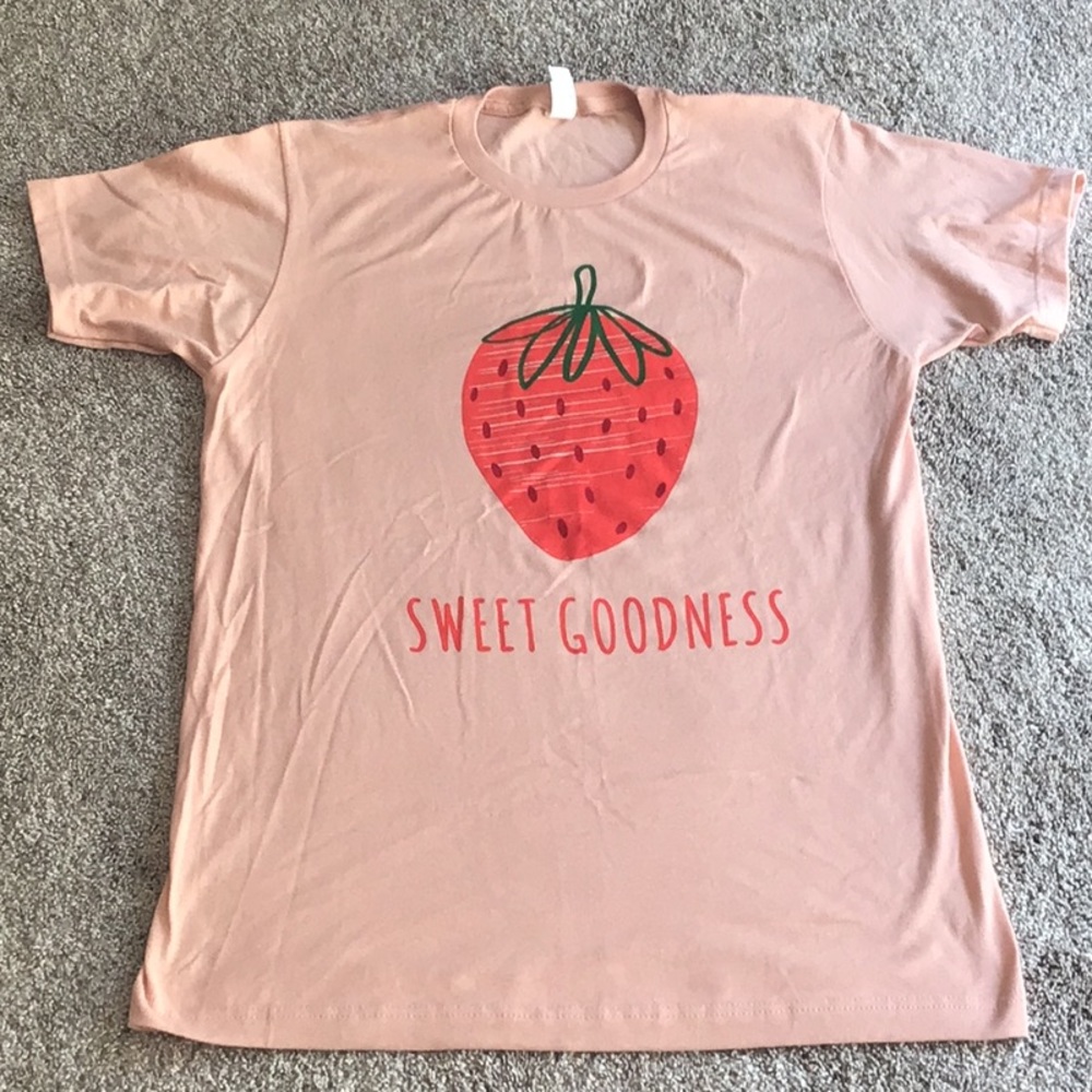 STRAWBERRY GRAPHIC T - NWOT MEDIUM